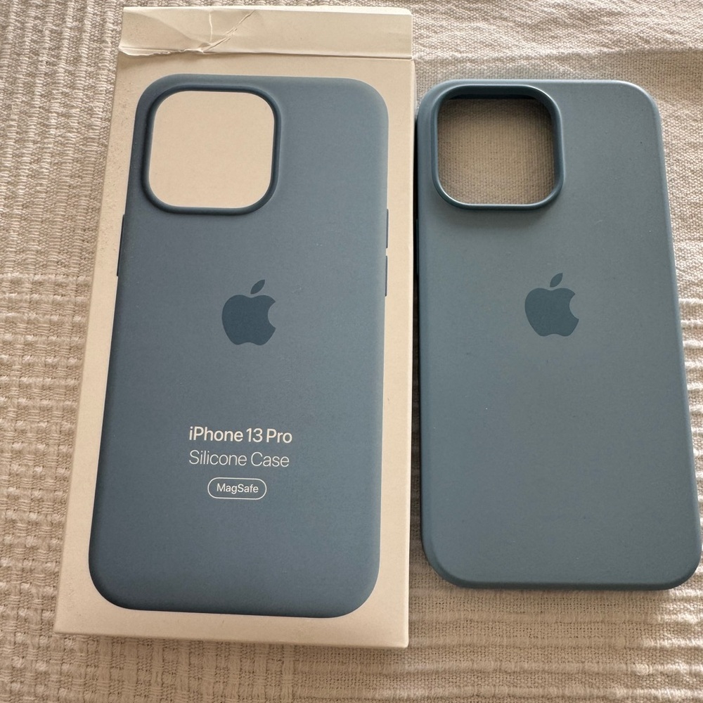 Iphone 13 Pro Silicone Case with MagSafe ( used a few times ) Blue fog